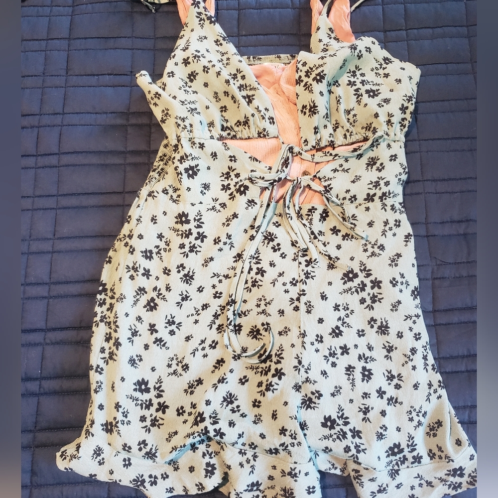 Laurel & Love, sage green, vintage floral print, SIZE L romper. NWT